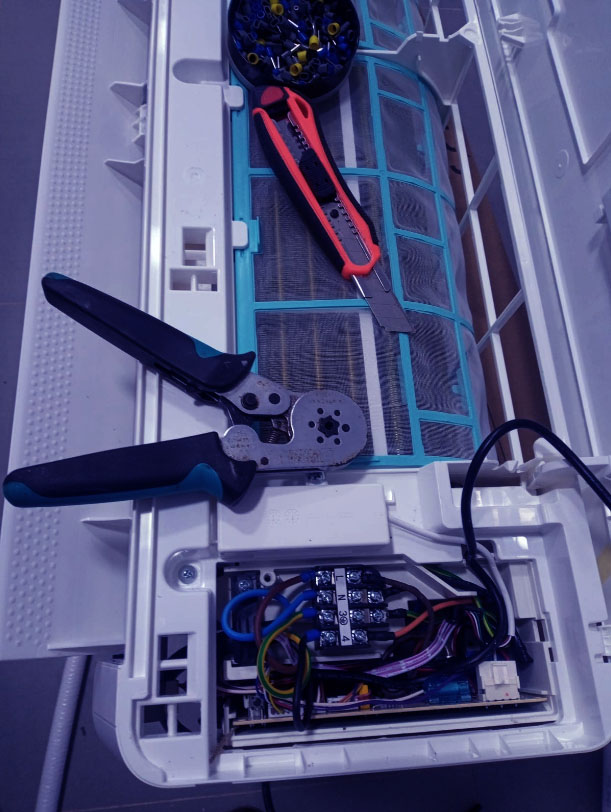 Engenheiro e eletricista da MEGG revisando projeto elétrico com atenção e técnica